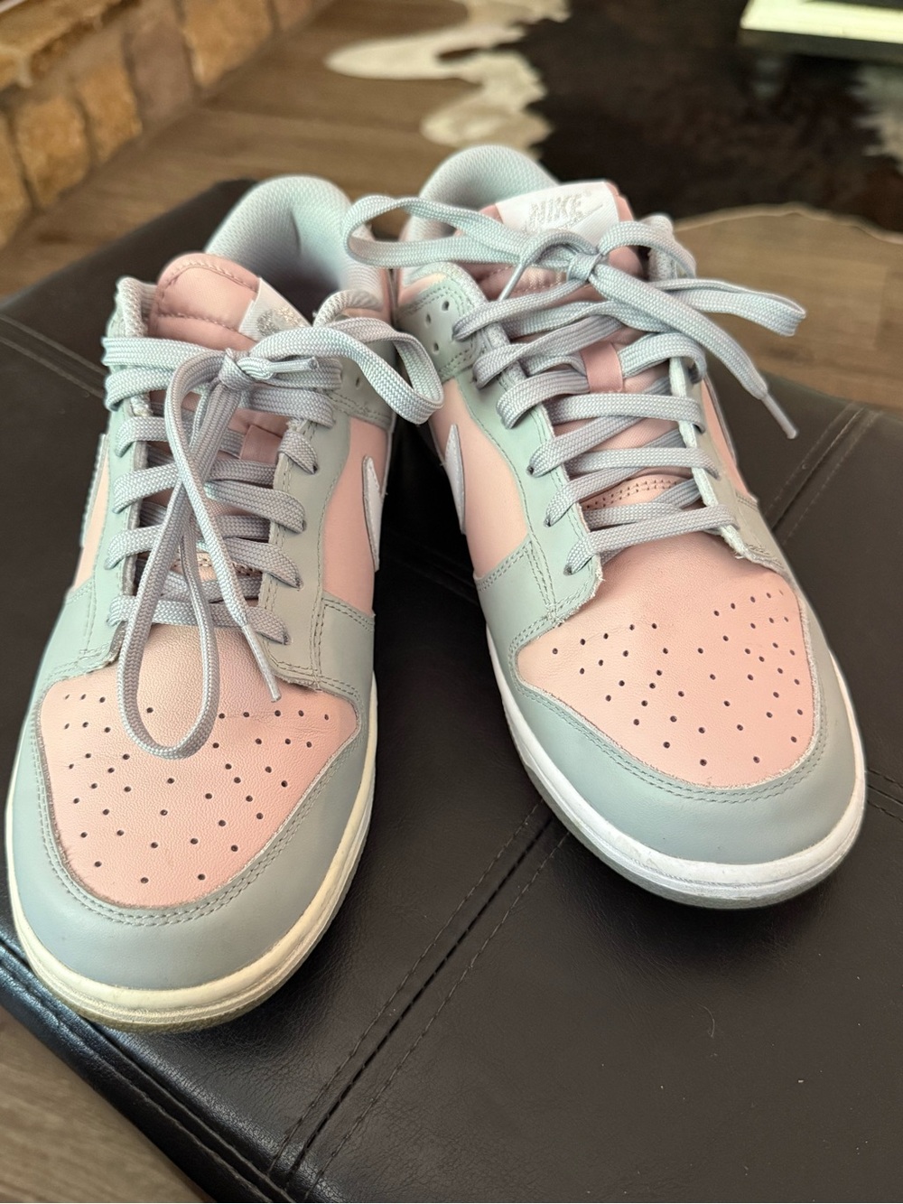Pink & gray Nikes 10.5 - Picture 7 of 7
